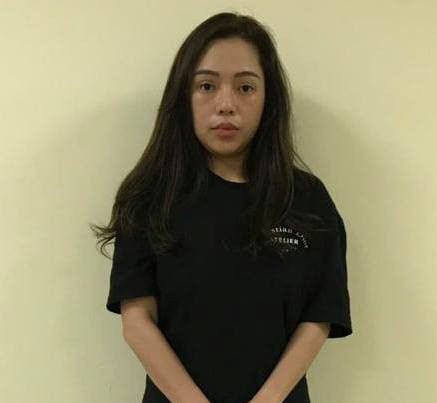 Trong đó, bà trùm 9X Hương Ly được biết đến là vợ của một game thủ nổi tiếng, kỳ cựu của làng game Việt. Trong giới game Việt, Hương Ly từng được biết đến là người phụ nữ rất quan tâm đến chồng, thường xuất hiện bên cạnh và động viên chồng trước các trận đấu lớn.