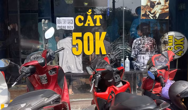 Dịch vụ hớt tóc được hoạt động trở lại. Các tiệm cắt tóc bình dân tại TP.HCM đông người xếp hàng chờ tới lượt. Trong khi đó, các salon không bị quá tải do khách hàng đặt lịch theo giờ. 