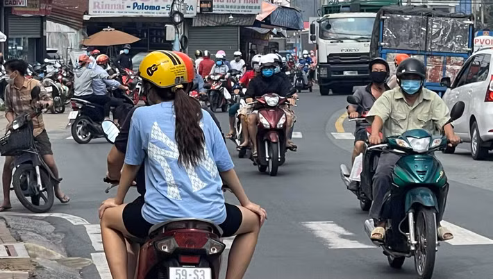 Đường phố Sài Gòn đông đúc xe cộ ngày đầu “bình thường mới”. Các shipper cũng xuất hiện nhiều hơn. Hiện tại, dịch vụ vận tải hành khách công cộng vẫn chưa được hoạt động, các shipper chủ yếu tham gia vận chuyển hàng hóa, mua đồ ăn, đi chợ hộ.