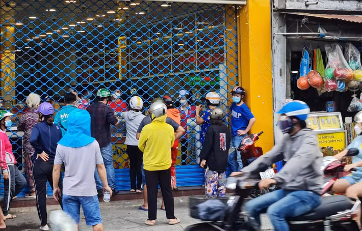 Tại một số tiệm vàng, số lượng khách quá đông nên quản lý cửa hàng quyết định tạm đóng cửa. 