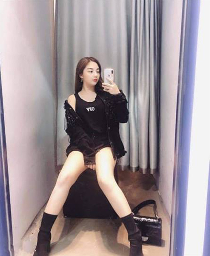 Đáng chú ý liên quan đến gã huấn luyện viên bán dâm đó là số tiền anh ta được nhận sau mỗi lần “vui vẻ” là rất nhỏ. Số tiền hơn 10 triệu đồng sau khi bị các khâu trung gian “cắt phế” thì gã chỉ còn nhận 3 triệu đồng. Mỗi lần đi “vui vẻ” gã huấn luyện viên cũng thường xuyên phải mang theo thuốc hỗ trợ khả năng tình dục.