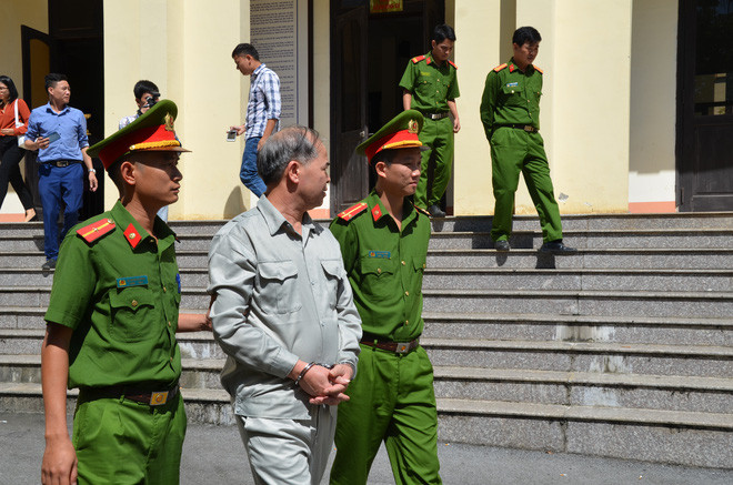 Tại đây, ông My đã yêu cầu các em học sinh nằm lên giường ngủ, cởi hết quần áo rồi dùng tay sàm sỡ, xâm hại các nam sinh, đồng thời yêu cầu các nam sinh có hành động ngược lại để thỏa mãn dục vọng cho mình. 
