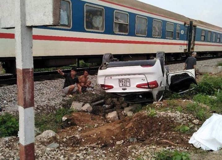 Đúng lúc đó, tàu khách SE6 chạy hướng Nam - Bắc đâm trúng. Cú va chạm mạnh khiến chiếc ôtô lật ngửa. Người dân xung quanh chạy tới mở cửa cứu nữ tài xế nhưng người này đã tử vong.