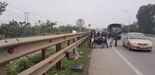  Băng qua đường sắt, 2 vợ chồng 80 tuổi bị tàu hỏa tông tử vong: Khoảng 15h30 ngày 17/3, tại đường ngang dân sinh cắt qua đường sắt Bắc-Nam, đoạn qua xã Yên Bằng, huyện Ý Yên, tỉnh Nam Định cụ ông Hà Minh C. (SN 1939, ngụ xã Gia Sinh, huyện Gia Viễn, tỉnh Ninh Bình) điều khiển xe máy mang biển số 35H3-6217 chở theo vợ là bà Ngô Thị X. (SN 1939) lưu thông trên Quốc lộ 10 theo hướng Ninh Bình-Nam Định.