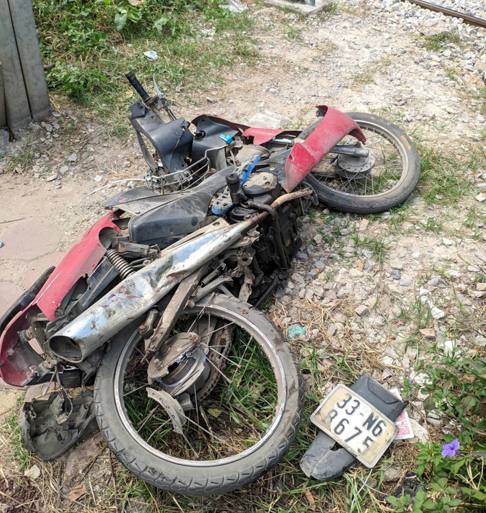 Tàu khách Thống Nhất SE5 Hà Nội - Sài Gòn xuất phát ga Hà Nội lúc 8h50 do anh Phạm Quý Hưởng thuộc đội lái máy 5 điều khiển. Khi đến khu vực trên, tàu va chạm với xe máy BKS 33 - N6.8675 do anh Phạm Tú Thanh (SN 2001, Vạn Phúc, Thanh Trì) đi từ đường Ngọc Hồi rẽ vào.