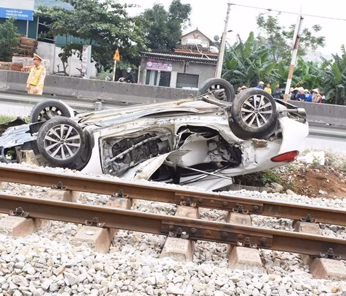 Vị trí xảy ra vụ tai nạn là đoạn đường ngang dân sinh giao cắt đường sắt không có gác chắn nhưng đã được lắp đặt các biển cảnh báo nguy hiểm.