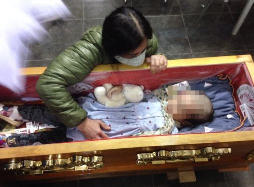 Quá trình khám nghiệm hiện trường, cơ quan điều tra thu giữ túi nilon bên trong chứa tinh thể màu trắng là ma túy loại Methamphetamine và chai nước chứa ma túy. Kết quả giám định pháp y kết luận, nguyên nhân chết của cháu Nguyễn Ngọc Minh Minh do chấn thương sọ não nặng. Thương tích vùng đầu mặt nạn nhân do tác động của vật tày gây nên. 