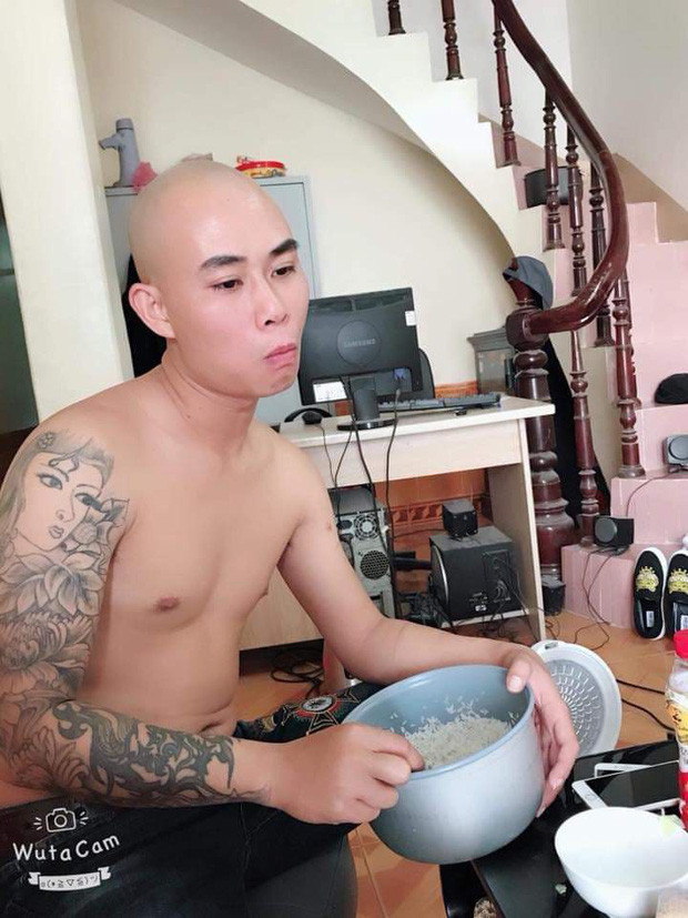 Khi chị Trang vào viện, vợ Tú đến đưa 30 triệu đồng xin bỏ qua. Sau đó, chị Trang làm đơn trình báo lên Công an thành phố và đòi Tú thêm 160 triệu đồng để rút đơn. Theo đó, trừ 50 triệu đồng đã nợ trước đó đi, Tú phải đưa 130 triệu thì Trang mới rút đơn. Tuy nhiên, gia đình Tú chỉ góp đủ 120 triệu đồng và đã xin nhiều lần nhưng Trang không đồng ý.