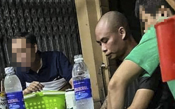 Theo lời khai của Tú, vào năm 2017, chị Trần Thị Trang (33 tuổi, trú tại tổ 19, phường Quan Triều, TP Thái Nguyên) nợ Tú 50 triệu tiền mặt nhưng chị này bỏ trốn và không có ý định trả, mặc dù Tú đã nhiều lần đòi. Sau đó, chị Trang có những lời lẽ thách thức Tú về việc không trả nợ.