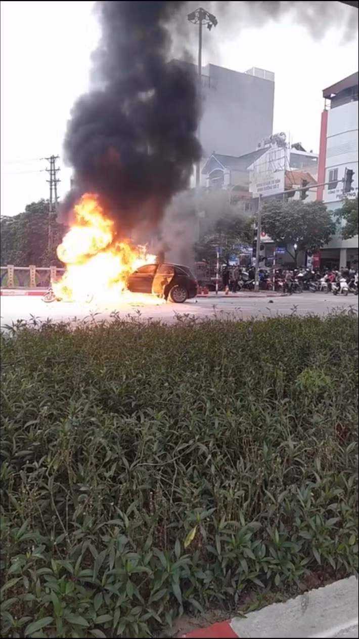 Sau vụ tai nạn, xe Mercedes bất ngờ bốc cháy dữ dội.