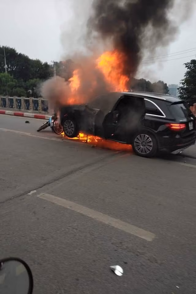 Nhận được tin báo, cơ quan chức năng đã đến hiện trường tiến hành dập lửa. 