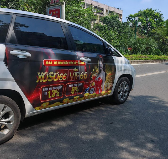 Cận cảnh hình ảnh quảng cáo của cờ bạc Xoso66 và VIP66 được dán công khai dọc thân xe. Ảnh: Trần Trân. 4-9312.jpg