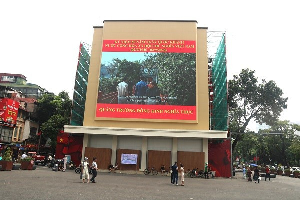 Nhiều ý kiến cho rằng, màn hình LED hiện đại làm mất đi vẻ cổ kính của không gian Hồ Gươm.