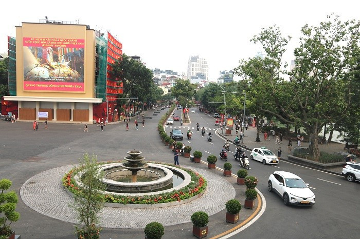 UBND phường Hoàn Kiếm đã hoàn tất giai đoạn 1, bao gồm nâng cấp hạ tầng, trải thảm nhựa mặt đường, bổ sung cây xanh và các hạng mục cảnh quan.