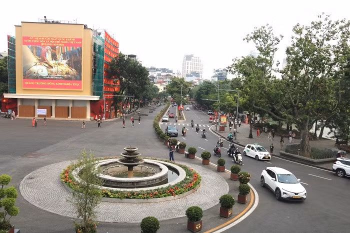 UBND phường Hoàn Kiếm đã hoàn tất giai đoạn 1, bao gồm nâng cấp hạ tầng, trải thảm nhựa mặt đường, bổ sung cây xanh và các hạng mục cảnh quan.