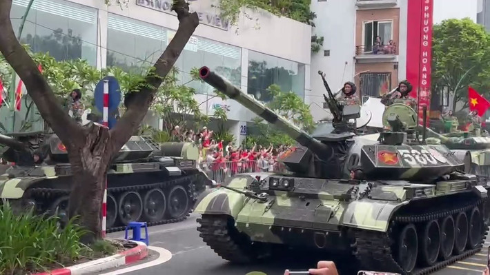 Tiếng động cơ, bánh xích hòa cùng nhịp reo hò tạo thành bản hùng ca của quá khứ và hiện tại giao hòa.