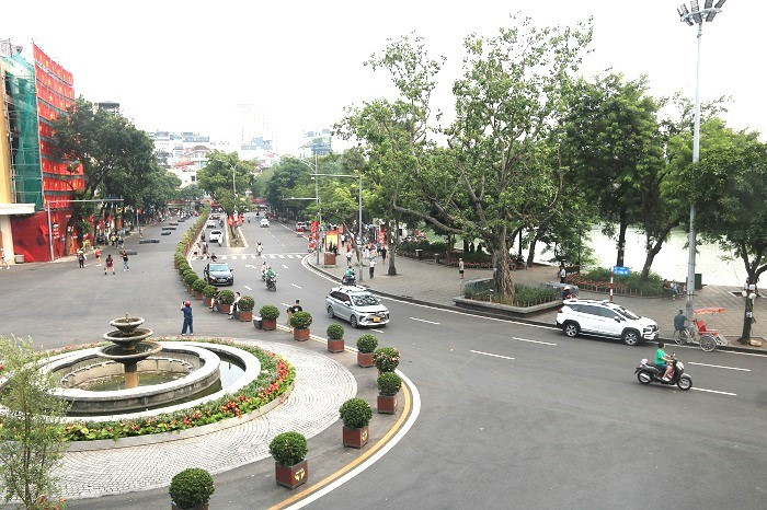 Không gian quảng trường nay khoáng đạt, thông thoáng và hiện đại hơn, trở thành điểm nhấn nổi bật ở phía đông hồ Hoàn Kiếm.