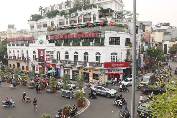 Không gian xung quanh Quảng trường Đông Kinh Nghĩa Thục.