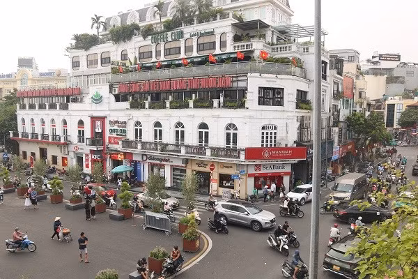 Không gian xung quanh Quảng trường Đông Kinh Nghĩa Thục.