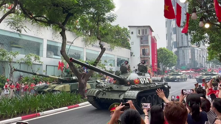 Từ sớm, hàng vạn người dân đã đứng kín hai bên đường Nguyễn Tri Phương, Cửa Bắc, Yên Phụ, đường Thanh Niên… chờ đón đoàn diễu binh.