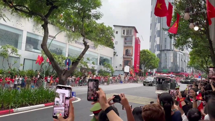 Người dân đưa điện thoại cố gắng lưu khoảnh khắc đặc biệt.