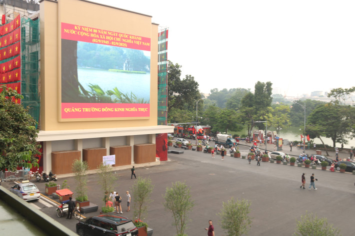 Một màn hình LED cỡ lớn được lắp đặt với mục đích phục vụ tuyên truyền, quảng bá hình ảnh và tạo điểm nhấn cho quảng trường.