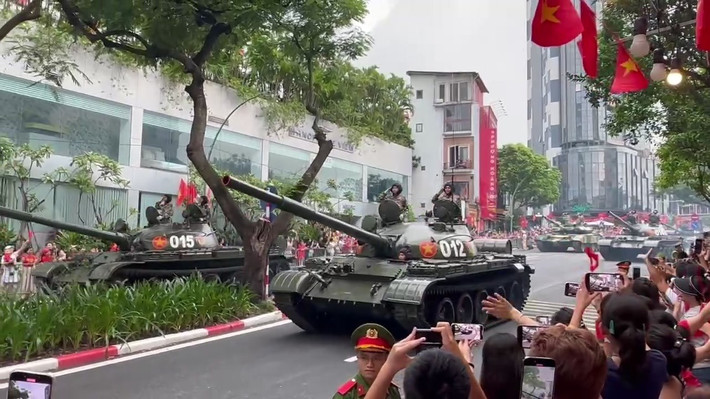 Trước đó, Hà Nội mưa lớn, ngập nhiều tuyến phố. May mắn, thời tiết đẹp dần để người dân có thể cùng nhau tận hưởng trọn vẹn khoảnh khắc đẹp bên nhau.