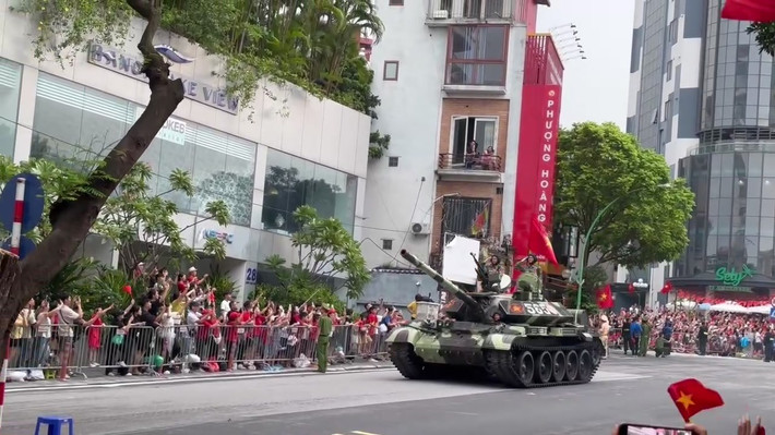 Tiếng động cơ dội vang khi đoàn xe tiến vào trung tâm. Người dân giương cao cờ, hoa, ánh mắt rạng ngời theo nhịp chuyển động của đoàn quân thép.