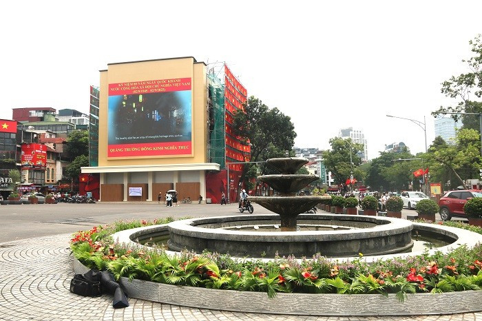 Sau đợt chỉnh trang, Quảng trường Đông Kinh Nghĩa Thục bên hồ Gươm nay mở rộng gần 1,4 ha với diện mạo mới mẻ.