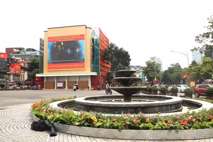 Sau đợt chỉnh trang, Quảng trường Đông Kinh Nghĩa Thục bên hồ Gươm nay mở rộng gần 1,4 ha với diện mạo mới mẻ.