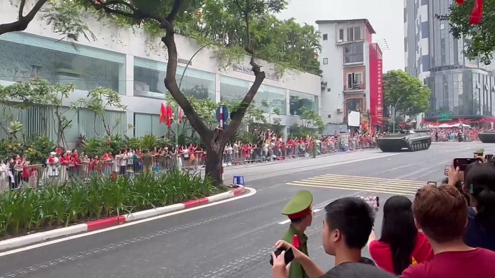 Biển người đứng hai bên phố, cờ đỏ tung bay rợp trời, cùng nhau chào đón dòng khí tài hùng hậu. Khoảnh khắc giao hòa giữa quân và dân khắc sâu dấu ấn lịch sử.