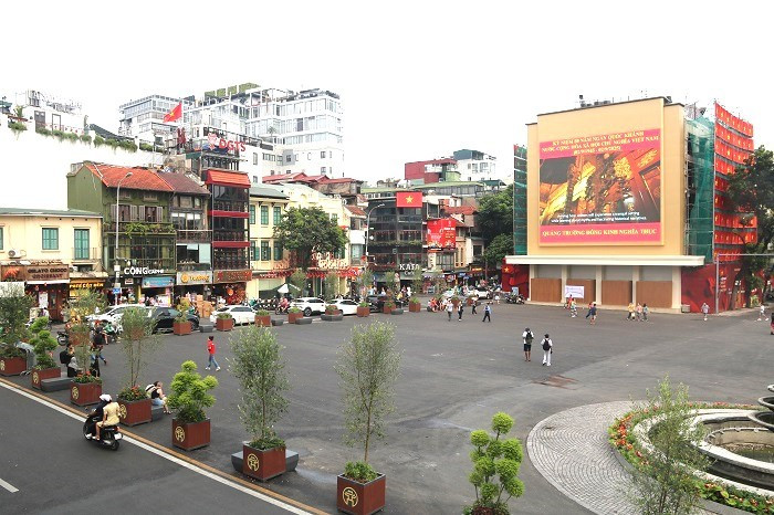 Theo kế hoạch dài hạn, ở phân kỳ 2, phường Hoàn Kiếm sẽ tiếp tục thực hiện các nội dung về tổ chức không gian kiến trúc cảnh quan (bố trí tháp ánh sáng, phần ngầm…) theo chỉ đạo của UBND TP Hà Nội, nghiên cứu tái thiết mặt đứng tuyến phố liên quan, nghiên cứu lát đá tổng thể khu vực quảng trường, bổ sung các tiện ích đô thị...