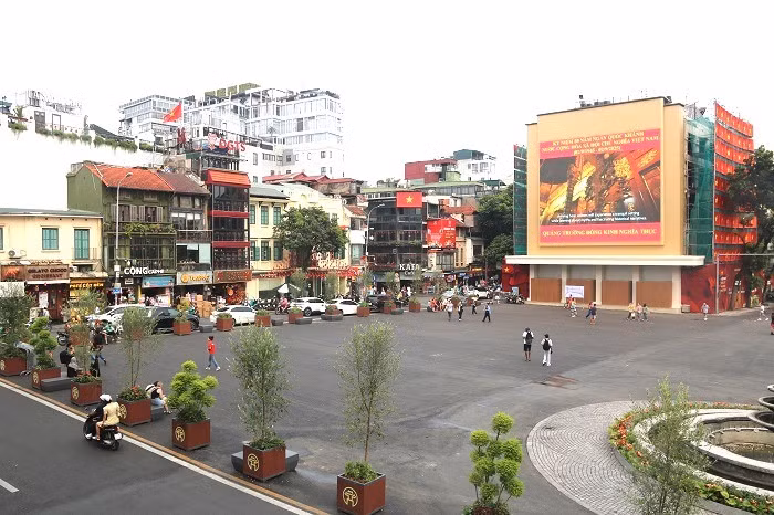 Theo kế hoạch dài hạn, ở phân kỳ 2, phường Hoàn Kiếm sẽ tiếp tục thực hiện các nội dung về tổ chức không gian kiến trúc cảnh quan (bố trí tháp ánh sáng, phần ngầm…) theo chỉ đạo của UBND TP Hà Nội, nghiên cứu tái thiết mặt đứng tuyến phố liên quan, nghiên cứu lát đá tổng thể khu vực quảng trường, bổ sung các tiện ích đô thị...