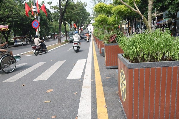 Trong khi, những chậu hoa mô phỏng biểu tượng Khuê Văn Các lại mang đến vẻ cổ kính.