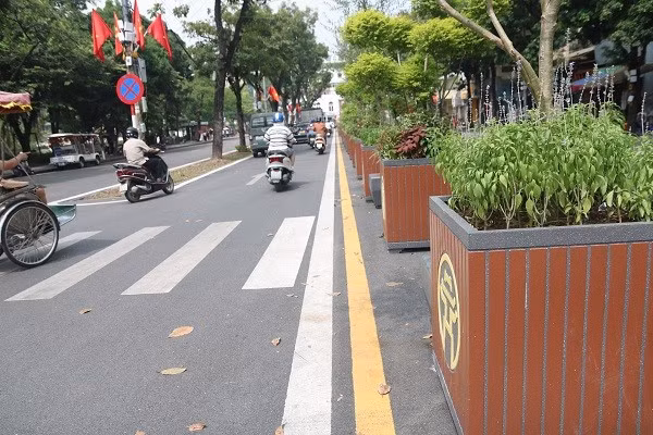 Trong khi, những chậu hoa mô phỏng biểu tượng Khuê Văn Các lại mang đến vẻ cổ kính.