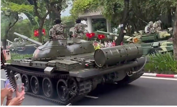 Dòng thiết giáp nối dài, lớp lớp hàng ngũ ngay ngắn, hòa cùng tiếng vỗ tay và reo hò của nhân dân. Sự uy nghiêm của lực lượng song hành cùng niềm tự hào dân tộc.