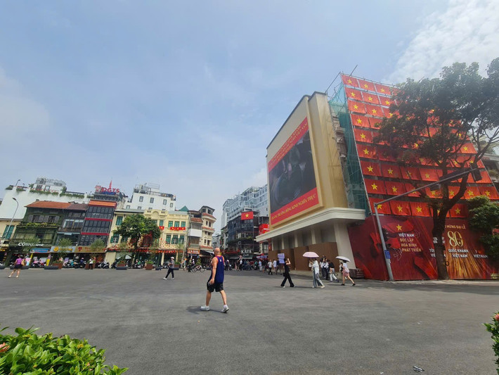 Tuy nhiên, nhiều người cho rằng, diện mạo mới của Quảng trường Đông Kinh Nghĩa Thục không hề xấu như hình ảnh đã bị chỉnh sửa màu mà mạng xã hội lan truyền.