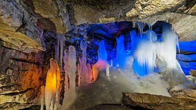 Choáng ngợp trước loạt hang động băng tuyệt đẹp ở Nga