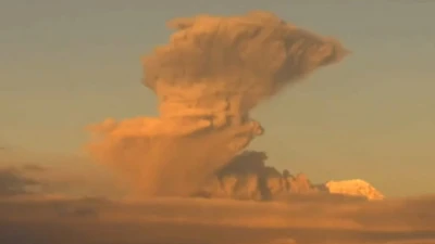 Khoảnh khắc núi lửa phun trào ở Nga, cột khói bụi cao 7 km