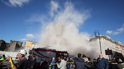 Khoảnh khắc tháp cổ đổ sập ở Italy, một công nhân tử vong