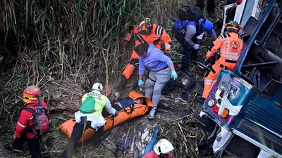 Xe buýt trường học lao xuống vực, hàng chục người thương vong