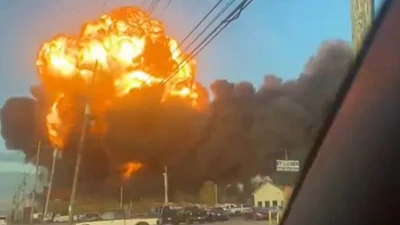 Khoảnh khắc kinh hãi máy bay chở hàng rơi ở Mỹ, cháy ngùn ngụt