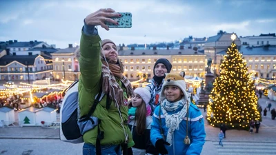 Cảnh tấp nập trong chợ Giáng sinh ở Phần Lan