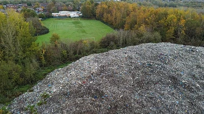 Hãi hùng 'núi rác' cao 9 mét gần khu dân cư ở Anh