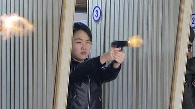 Ông Kim Jong Un và con gái thử súng tại nhà máy vũ khí