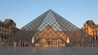 Bắt giữ hai nghi phạm vụ trộm tại Bảo tàng Louvre