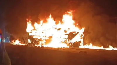 Xe buýt bốc cháy sau va chạm với xe tải, nhiều người thiệt mạng