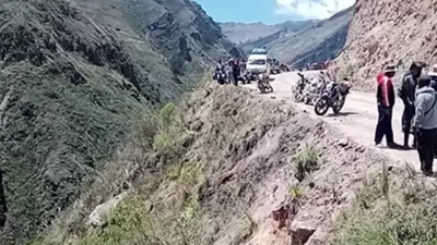 Xe buýt mất lái lao xuống vực, ít nhất 16 người tử vong