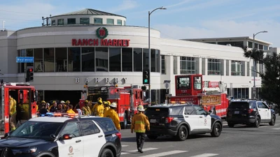 Ô tô đâm vào cửa hàng tạp hóa ở Mỹ, 3 người thiệt mạng