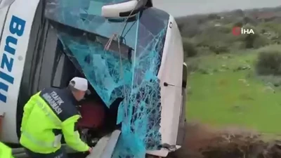 Xe buýt bất ngờ lao ra khỏi đường, 9 người tử vong